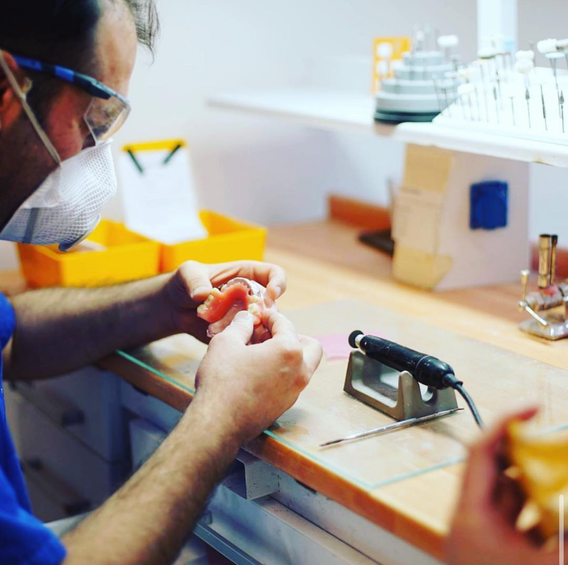 Zahntechniker bei der Arbeit