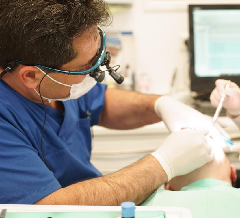 Dr. Hijazi bei der Behandlung